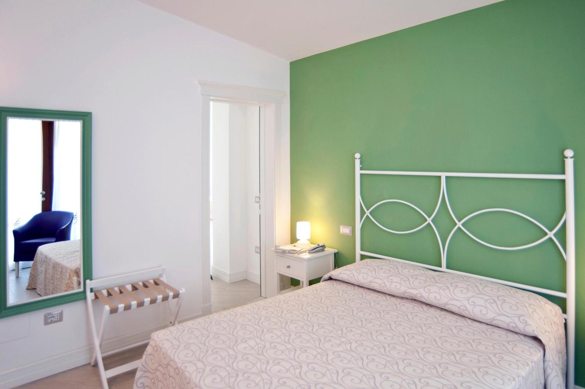 Hotel Residence Il Porto Mattinata Rum bild